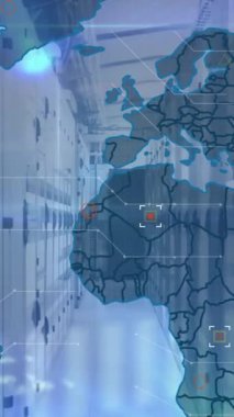 Dünya haritasının animasyonu, veri işleme ve bilgisayar sunucu odasına karşı mavi ışık yolları. Bilgisayar arayüzü ve iş teknolojisi kavramı
