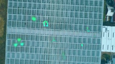 Drone 'un geri çekilmesi sera çatısını ortaya çıkarıyor AR simgeleri sıcak noktalarda yanıp sönüyor ve ürün sağlığını izliyor. Tarım, teknoloji, yenilik, sürdürülebilirlik, hava, keşif, kırsal