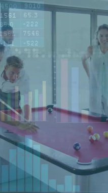 Bilardo oynamak, finansal veri işleme animasyonu olan insanlar arka planda üst üste biniyor. Bilardo, analitik, takım çalışması, finans, teknoloji, oyun