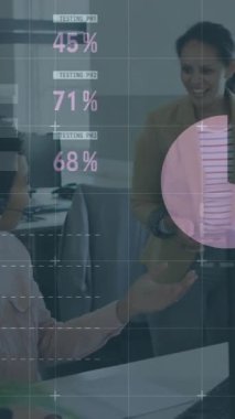 Muhtelif meslektaşların ofiste iş görüşmesi üzerine finansal veri işleme animasyonu. Küresel iş, finans, bilgisayar ve dijital arayüz kavramı dijital olarak oluşturulmuş video.