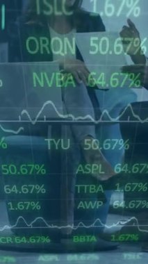 İki iş adamının ofiste tartıştığı borsa veri animasyonu. Finans, şirket, analitik, ekonomi, yatırım, strateji