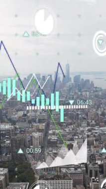 Şehir manzarası üzerinde veri işleme çizelgeleri ve grafiklerin animasyonu. Veri, dijital arayüz, bağlantı, işlem, finans, iş ve iletişim, dijital olarak oluşturulmuş video.