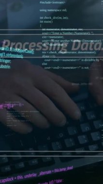 Veri işleme ve metin ile ekranın animasyonu. Küresel hesaplama, dijital arayüz ve veri işleme kavramı dijital olarak oluşturulmuş video.