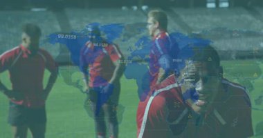 İyileşmekte olan dört erkek sporcu, solan mavi dünya haritası ve spor ölçümlerini gösteren değerler. Spor, performans, fitness, analiz, takım çalışması, açık hava, canlı