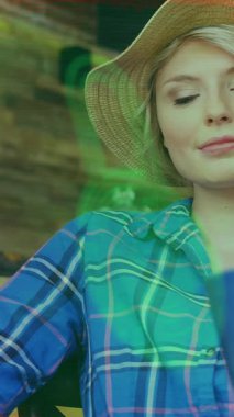 Kafeteryada kahve içen beyaz kadın için güvenlik kilidi ikonu animasyonu. Siber güvenlik ve iş teknolojisi kavramı