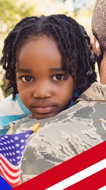 Amerikan bayrağı üzerinde oğlunu kucaklayan erkek askerin animasyonu. Asker, dijital olarak üretilen aile imajına geri dönüyor..