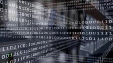 İkili kod titreşimleri, beyaz tahta üzerinde planlanan teknik şemaları çizen meslektaşlar. İşbirliği, takım beyin fırtınası, yenilik, dijital arayüz, modern çalışma alanı, problem çözme, profesyonel tartışma