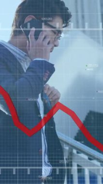 Merdivenlerde akıllı telefondan konuşan Asyalı bir adam hakkında istatistiksel veri işleme animasyonu. Bilgisayar arayüzü ve iş veri teknolojisi kavramı