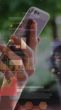 Akıllı telefon kullanan adamın istatistik ve veri işleme animasyonu. küresel iş, dijital arayüz ve teknoloji konsepti dijital olarak oluşturulmuş video.