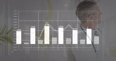 Doktorun baştan ekrana dönmesi, sağlık eğilimlerini gösteren şeffaf çizelgeyi göstermesi. Tıbbi, profesyonel, klinik, analitik, sağlık, danışman, teşhis