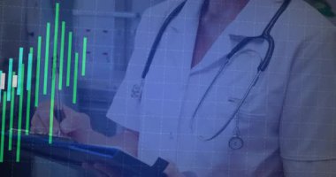 Doktor panoya notlar alıyor sağlık veri çubukları çıkıyor, kamera kayıyor ve gülümsüyor. Tıbbi, analitik, dijital, sağlık, profesyonel, görselleştirme, danışma