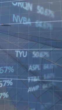 Şehirdeki finansal verilerin ve grafiklerin animasyonu. Küresel iş, şehir hayatı, finans ve ekonomi kavramı dijital olarak oluşturulmuş video.