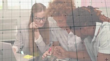 DSLR 'ı işaret eden üç meslektaş, notaya basıyor, kadranda daireler çiziyor, gözden geçirmek için fotoğraf çektiriyor. İşbirliği, takım çalışması, yaratıcılık, meslek, yenilik, teknoloji, çalışma alanı