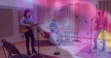 Davulcu, gitarist, vokalist ve vokalist olarak ilk beste yapıyor. Stüdyo oturumu, müzisyenler, işbirliği, ses mühendisliği, akustik, ritmik, kompozisyon