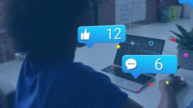 İçerik yaratıcısı, evdeki teknoloji ofisinde izleme istatistikleri oluşturan reaksiyon simgeleri üretiyor. Teknoloji, katılım, üretkenlik, yenilik, dijital, iletişim, modern