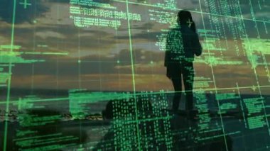 Kod şebekesi kıyıda beliriyor, siluet hizalanıyor ve kolları T şeklindeki teknolojiye yükseltiyor. Teknoloji, dijital, fütüristik, güçlendirme, açık hava, manzara, macera