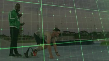 Koç, atlet protez bıçağı tamir ederken ve pist bloklarını iterken telefon başlatma komutu veriyor. Atletizm, yenilik, performans, kararlılık, eğitim, teknoloji, hız