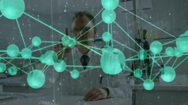 Kıdemli bilim adamı parmak kaldırıyor ve anahtar veri düğümünü seçen hologram ağı ile etkileşime giriyor. Araştırma, yenilik, teknoloji, görselleştirme, analitik, veri, işbirliği