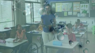 Kadın öğretmen tableti tıklatıyor ve öğrencileri yüzen ağı canlandırmaya zorluyor. Eğitim, sınıf, işbirliği, teknoloji, yenilik, öğrenme, etkileşim