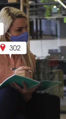 Sosyal medya simgelerinin, ofiste tartışan yüz maskesi takan farklı erkek ve kadınların üzerinde canlandırılması. Sosyal medya ağı ve covid-19 salgın konsepti