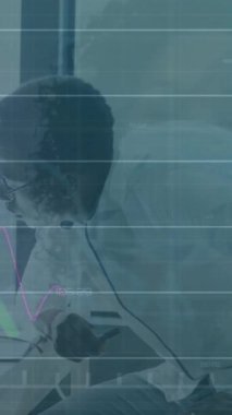 Bilgisayarla Afro-Amerikan iş adamının finansal veri işleme animasyonu. Küresel iş, finans, iletişim, bilgisayar ve dijital arayüz kavramı dijital olarak oluşturuldu.