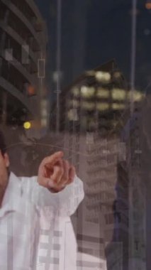 Çeşitli iş adamları üzerinde finansal veri işleme ve şehir manzarasının animasyonu. küresel iş, veri işleme ve dijital arayüz kavramı dijital olarak oluşturulmuş video.