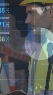 Çeşitli kadın ve erkek depo çalışanları üzerinde veri işleme animasyonu. iş, finans ve dağıtım hizmetleri kavramı dijital olarak oluşturulmuş video hizmetleri.