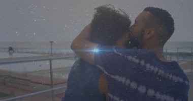 Bir adam ona güverteden tırabzan, alından, yanağından ve dudaklarından sarılıyor. Romantizm, şefkat, samimiyet, sahil şeridi, boş zaman, açık hava, şefkat