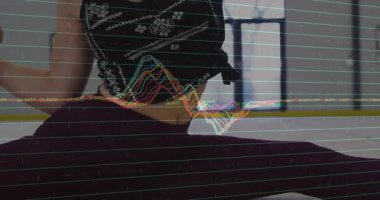 Dansçı dans stüdyosunda ağırlık değiştiriyor ve ayak bileğine doğru eğiliyor. Spor, hareket, esneklik, atletizm, sağlık, performans, stüdyo