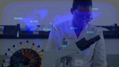 Laboratuvar bilim adamlarının çizimlerini kaplayan veriler mikroskop odağı ayarlıyor ve analiz için örnek topluyor. Bilim adamı, yenilik, kesinlik, deney, görselleştirme, teknoloji, keşif