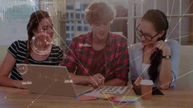 Tasarımcılar kalem için uzanıyor, dizüstü bilgisayardaki küçük resimleri veri ağı altında tasarım uzlaşması için seçiyorlar. İşbirliği, takım çalışması, yaratıcılık, yenilik, modern, teknoloji, görselleştirme