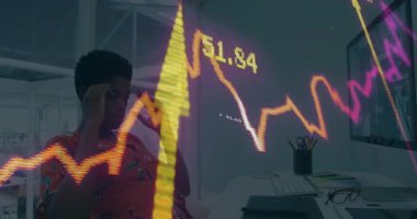 İş analisti, sinagoglara baskı uygulayarak ve hüsran içinde çökerek nabız ölçen grafiklere tepki veriyor. Stres, veri, analitik, konsantrasyon, modern, profesyonel, teknoloji