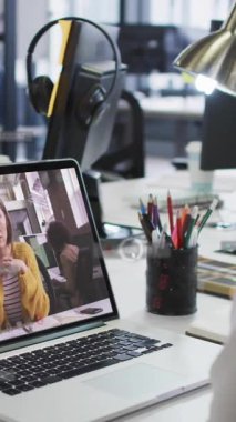 Görüntülü arama ve veri işleme animasyonuyla çalışan kişi yüklendi. Teknoloji, sanal toplantı, iletişim, uzaktan çalışma, dijital, çoklu görev