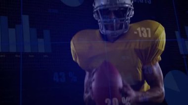 Futbolcu topu yakalıyor ve istatistikleri takip ederek koşuyor. Sporcu, spor, dayanıklılık, performans, analitik, fütüristik, hareket