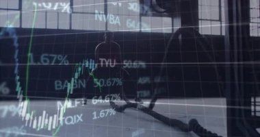 Depodaki savaş halatlarını çeken adam, dalgalarla senkronize olan şeffaf pazar grafikleri üretiyor. Kuvvet, fitness, eğitim, dijital, performans, motivasyon, modern