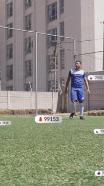 Sosyal medya bilgilendirme animasyonu ile sahadaki futbol oyuncuları örtüştü. spor, etkileşim, dijital, teknoloji