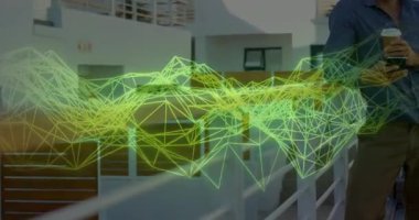 Avluda kahvesini yudumlayan bir adam. Telefonları dinliyor. Teknoloji güncellemelerini izliyor. Teknoloji, yenilik, modern mimari, şehir, profesyonel, ağ, bağlantı