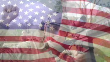 Bayrak soluklaşması, askerin tüfeği kavramasına, diz çöküp arazide tehdit aramasına neden oluyor. Vatanseverlik, güvenlik, taktik, esneklik, disiplin, strateji, açık hava