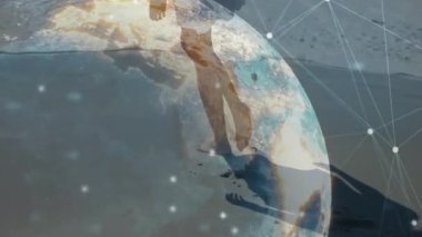 Çıplak ayakla açılışı ıslak kumun üzerine basarak dünya sırayla güncelleyen metrik verileri kaplıyor. Küresel, teknoloji, bağlantı, veri, okyanus, çevre, minimalizm