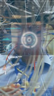 Sunucu odasını inceleyen adamın veri işleme animasyonu. küresel teknoloji ve dijital arayüz kavramı dijital olarak oluşturulmuş video.