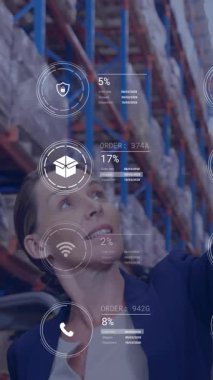 Ofiste çalışan farklı insanlar üzerinde simge ve veri işleme animasyonları. Küresel gönderim, iş, bağlantılar, hesaplama ve veri işleme kavramı dijital olarak oluşturulmuş video.