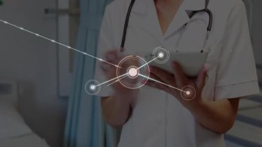 Doktor tıkırdatma tableti, sağlık verileri incelenirken şebeke rehberliği yapan bir yükleme çemberi darbesi olarak kullanılıyor. Tıbbi, teknoloji, dijital, sağlık, yenilik, veri, analiz