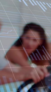 Grafiklerin animasyonu, dairelerin yüklenmesi, numaraların değiştirilmesi, spor salonunda egzersiz yapan çeşitli insanlar. Dijital bileşik, çoklu pozlama, rapor, iş, ilerleme, büyüme, sağlıklı ve zindelik kavramı.