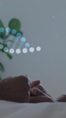 Kadın doktorun hastasının elini tutarken DNA iplikçiklerinin canlandırılması. Teknoloji, tıp ve dijital arayüz kavramı dijital olarak oluşturulmuş video.