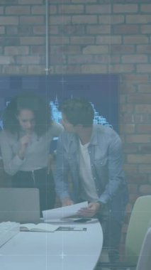 Ofisteki çeşitli iş adamları üzerinde finansal veri işleme animasyonu. Küresel hesaplama, dijital arayüz ve veri işleme kavramı dijital olarak oluşturulmuş video.