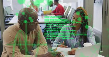 Belgelerin incelenmesi, iş analizinde danışman rehberlik ederken yeşil kod örtüsünü tetikliyor. İşbirliği, akıl hocalığı, takım çalışması, yenilik, profesyonel, entelektüel, teknoloji