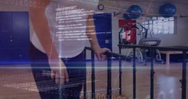 Spor salonuna giren bir kadın, denge için paralel barları test ediyor, akıllı telefonu tutuyor, animasyon ölçümlerini izliyor. Spor, spor, spor, spor, spor, spor, spor