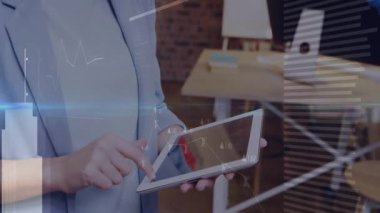 İş kadını tablet ekranı tıklatıyor ve holografik iş grafiklerini veri ölçümlerini izliyor. Teknoloji, analitik, yenilik, profesyonellik, fütürizm, dijital, kurumsal