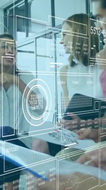 Çeşitli takımlar dijital veri işleme animasyon örtüsüyle iş birliği yapıyor. Takım çalışması, yenilik, iş dünyası, teknoloji, işbirliği, şirket