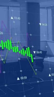 Boş ofis üzerinden finansal veri işleme animasyonu. Küresel finans, iş, bağlantılar, hesaplama ve veri işleme kavramı dijital olarak oluşturulmuş video.